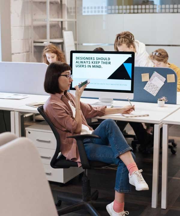 A girl is sitting on a chair and talking to the client on call